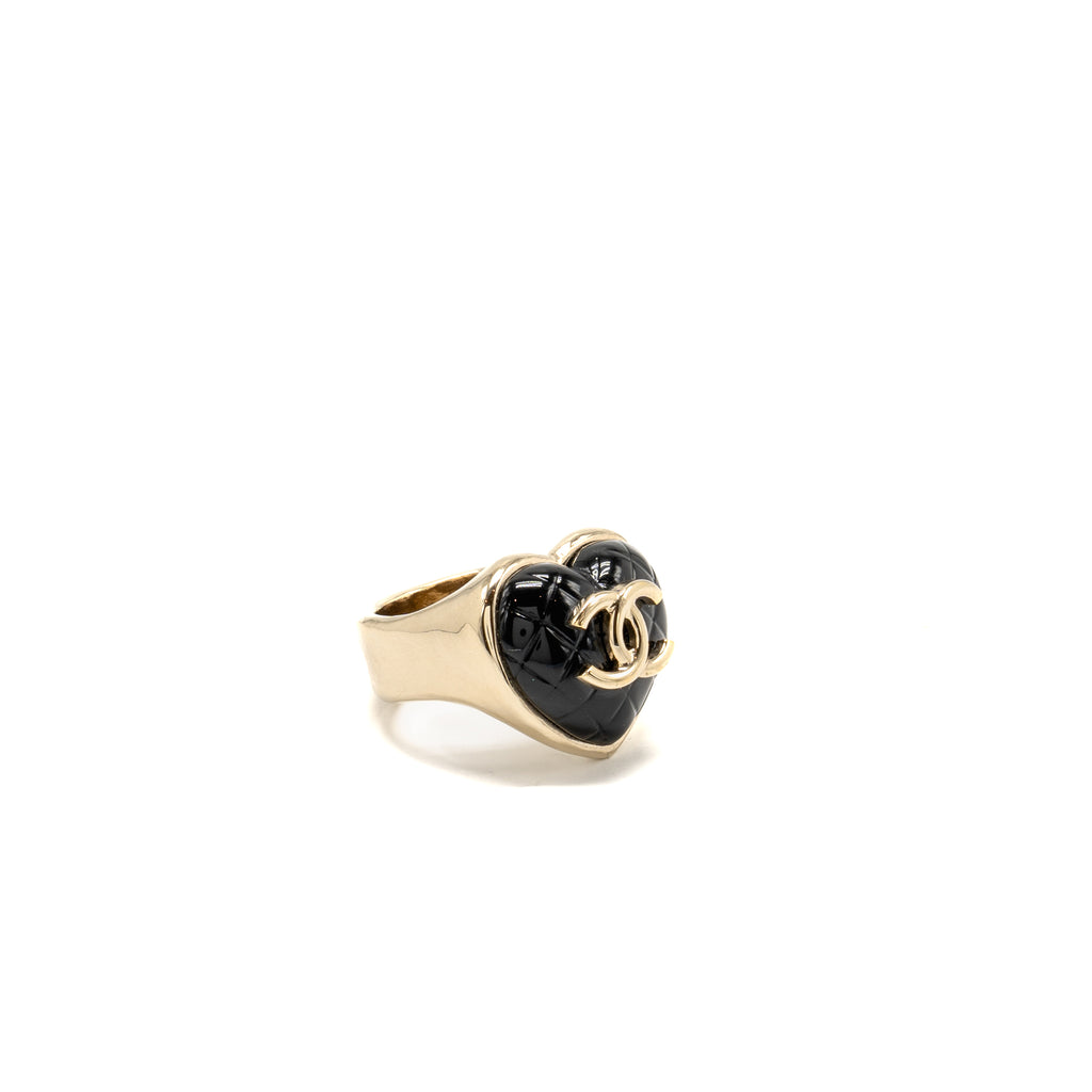 Chanel Size 53 22K CC Heart Ring Black Light Gold Tone display picture 3