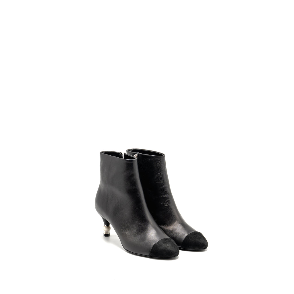 Chanel Size 37 Interlocking Boots Letter/Pearl Leather Black