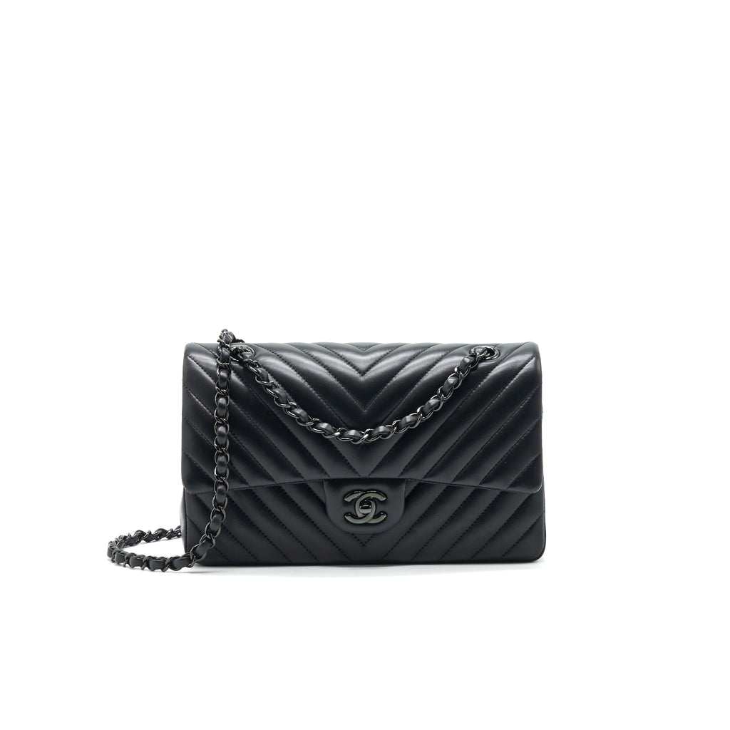 Chanel so discount black chevron medium