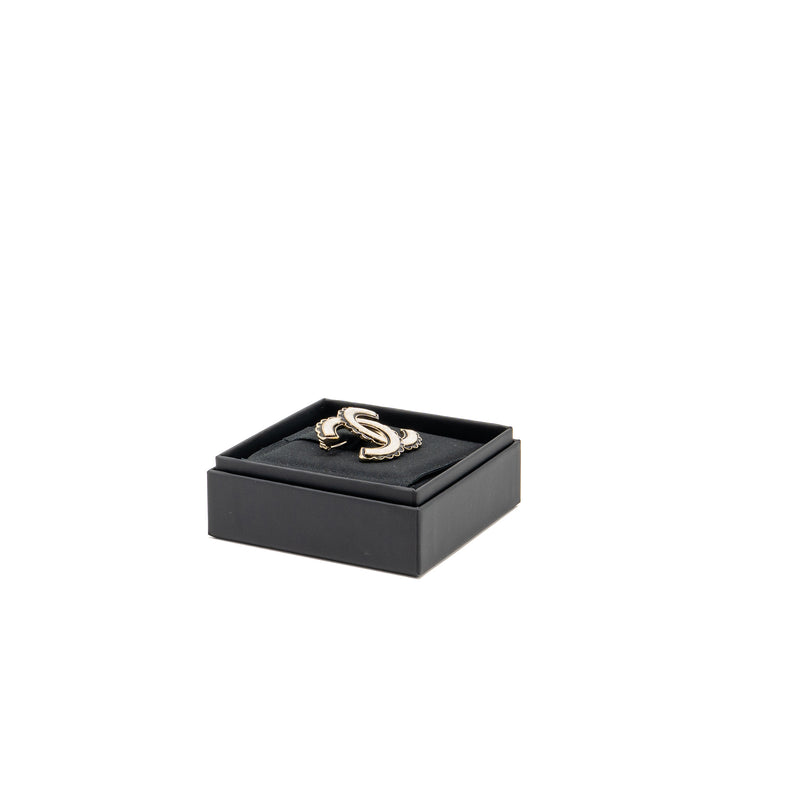 Chanel CC logo brooch grey / black