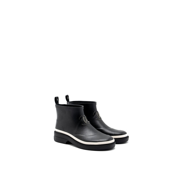 Chanel Size 38 Rubber Ankle Boots Black/ White