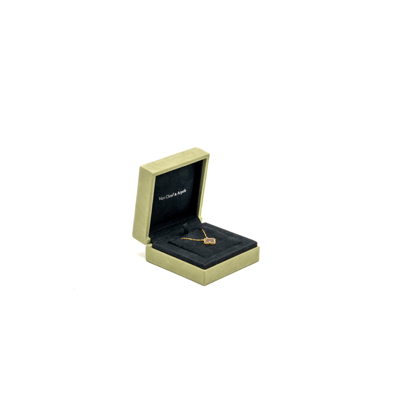 Van Cleef and Arpels Vintage Alhambra Pendant Carnelian / 18K yellow Gold