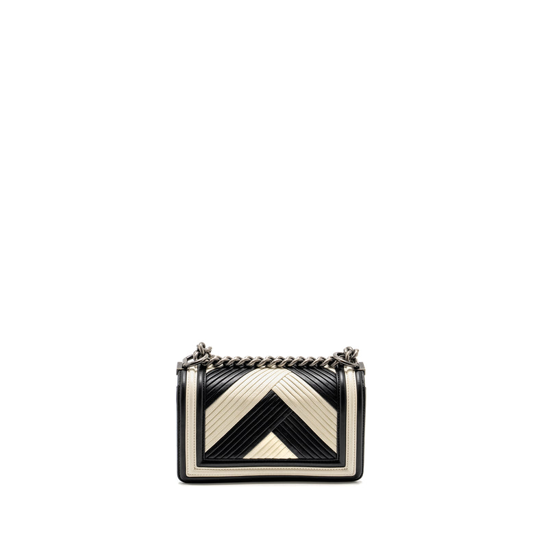 Chanel Small Boy Bag Chevron Calfskin White/Black Ruthenium Silver Hardware