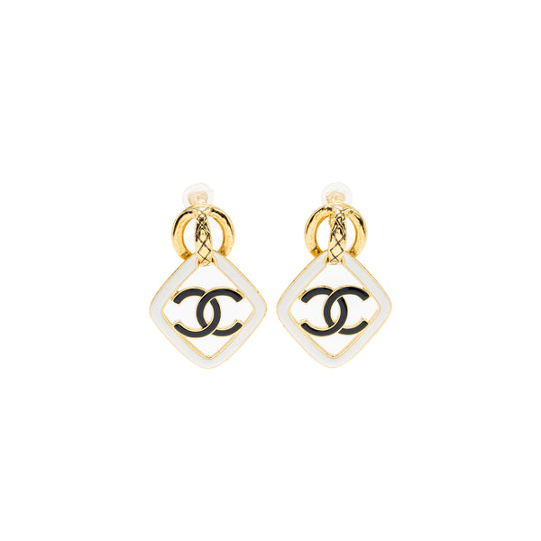 Chanel giant cc logo ear clip enamel black/white gold tone