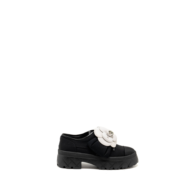 Chanel Size 37 Camellia Loafer Black/White