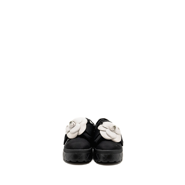 Chanel Size 37 Camellia Loafer Black/White