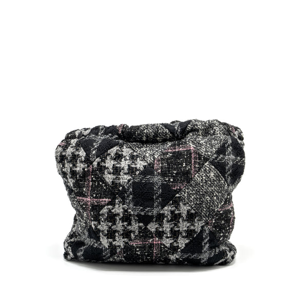 Chanel Medium 22 Bag fabric / tweed multicolour GHW (microchip)