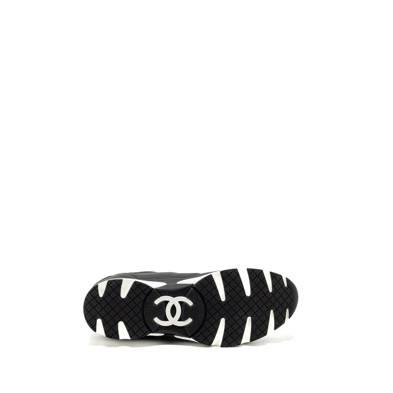 Chanel size 45 CC logo sneakers leather black / white