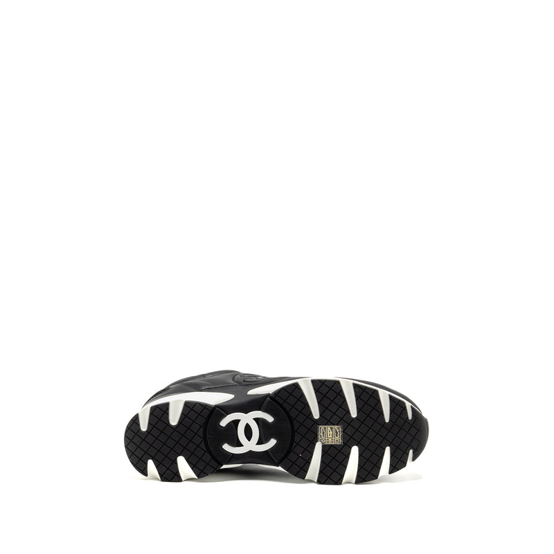 Chanel size 45 CC logo sneakers leather black / white