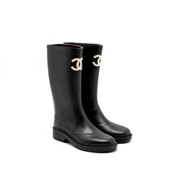 Chanel Size 35 Rubber Boots Black/White