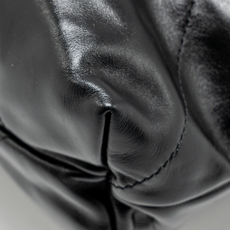 CHANEL Medium 22 Bag Shiny Calfskin Black GHW (Microchip)