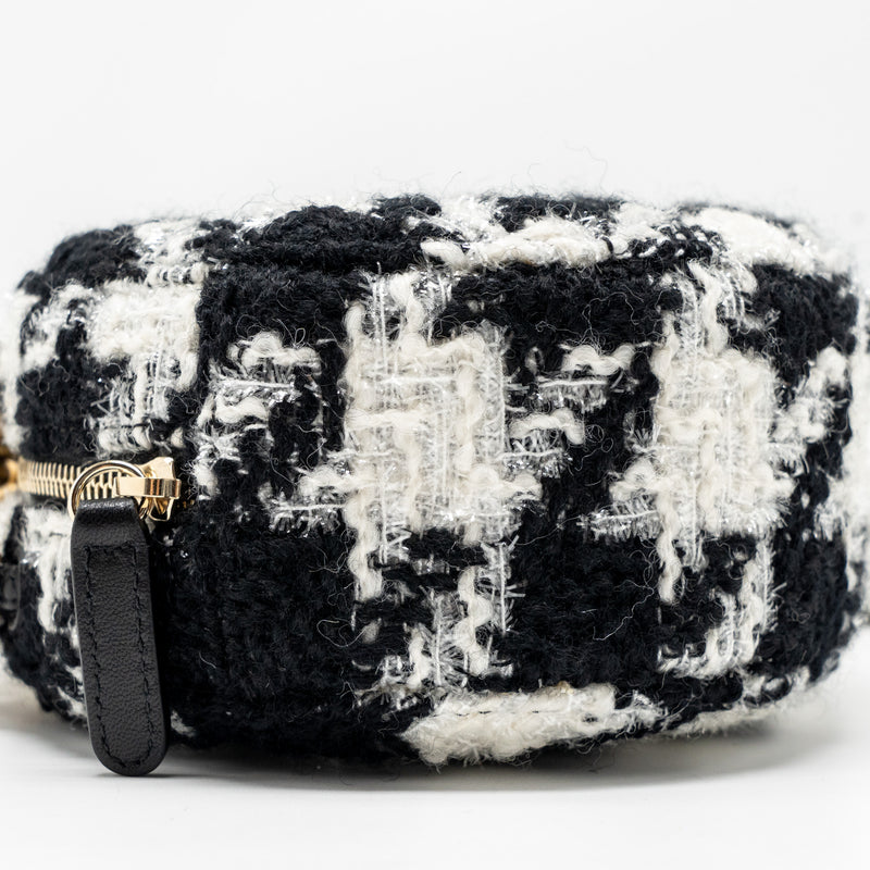 Chanel 19 round clutch  with chain with coin purse tweed / lambskin black/ white GHW