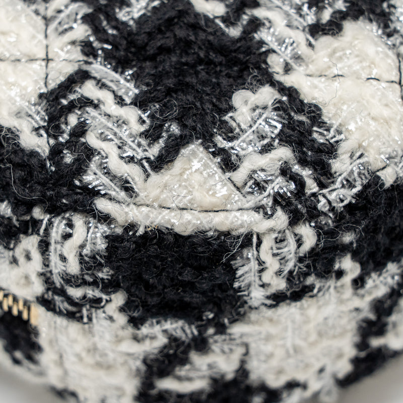 Chanel 19 round clutch  with chain with coin purse tweed / lambskin black/ white GHW
