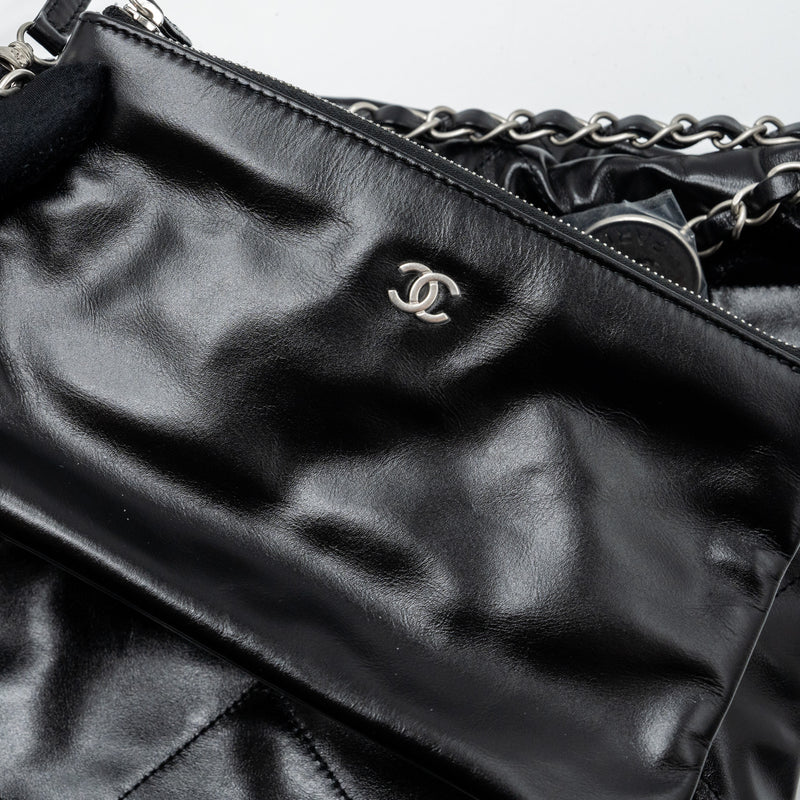 Chanel medium 22 Bag shiny calfskin black SHW (Microchip)