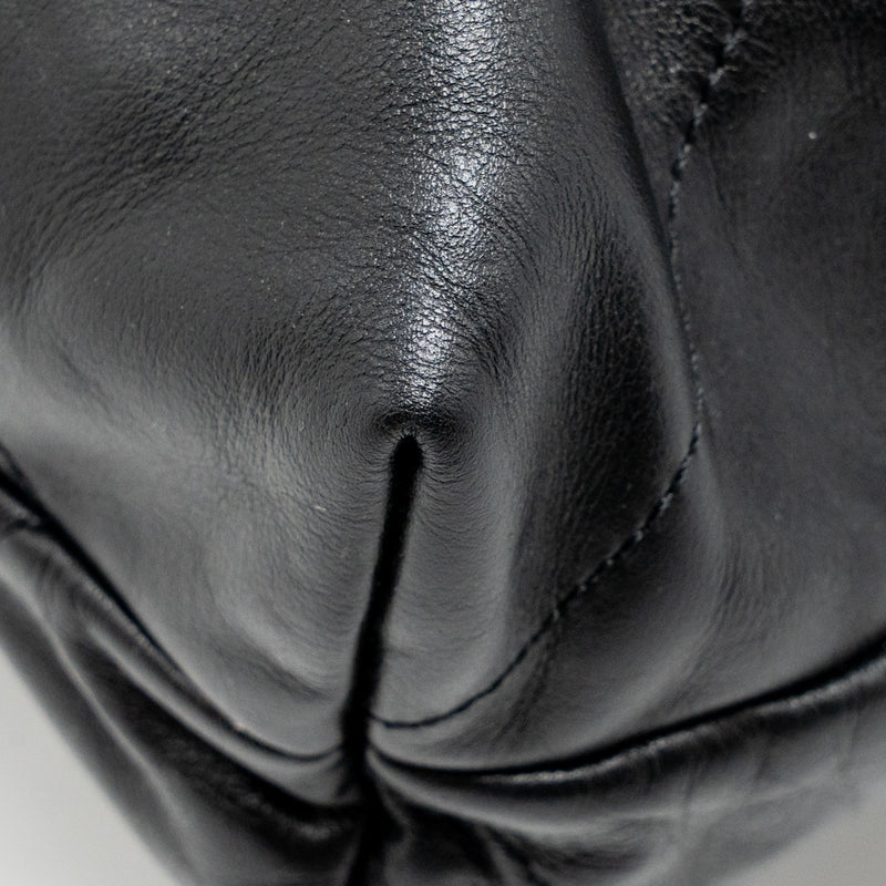 Chanel Medium 22 bag Calfskin black GHW (microchip)