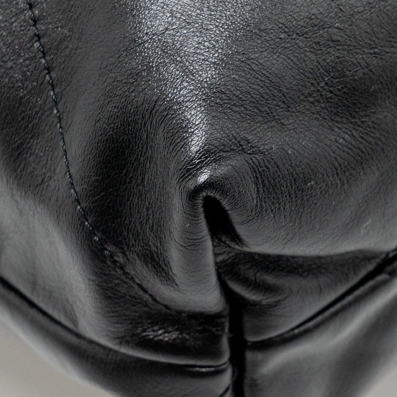 Chanel Medium 22 bag Calfskin black GHW (microchip)