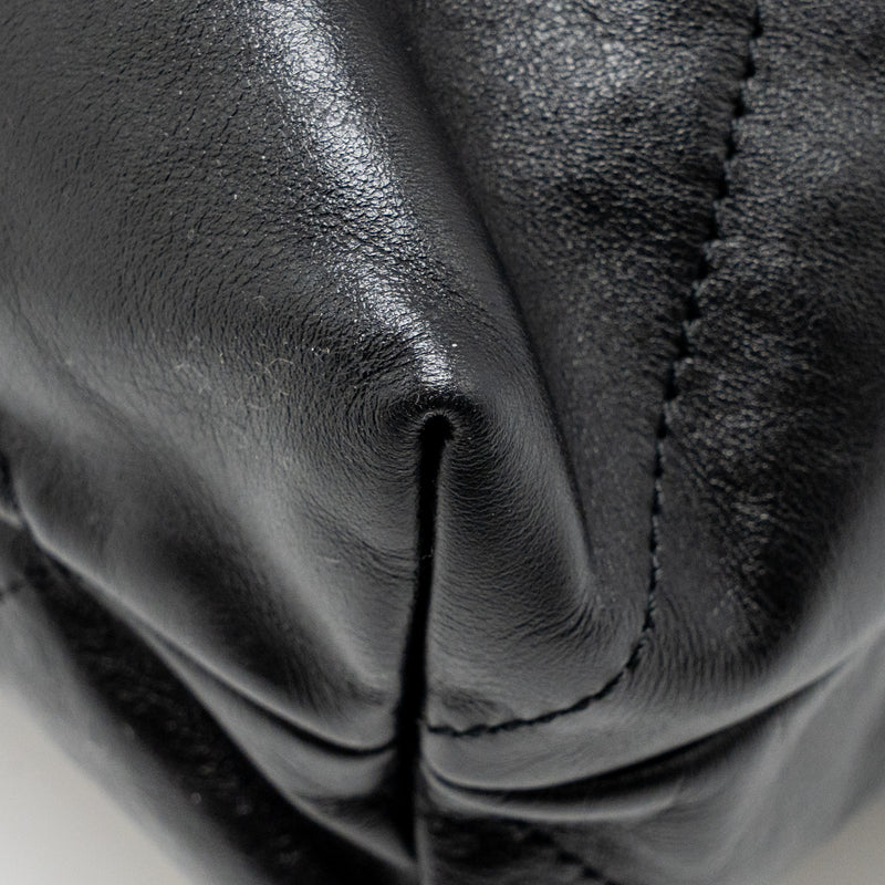 Chanel Medium 22 bag Calfskin black GHW (microchip)