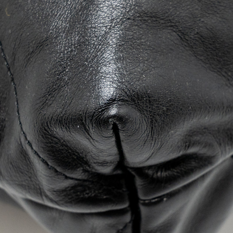 Chanel Medium 22 bag Calfskin black GHW (microchip)