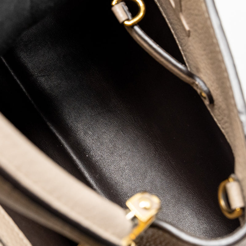 Louis Vuitton Capucines MM Taurillon Leather Light Grey GHW