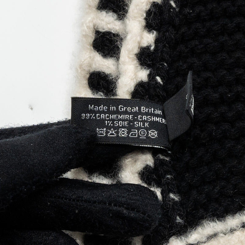 Chanel 23A cashmere scarf black / white