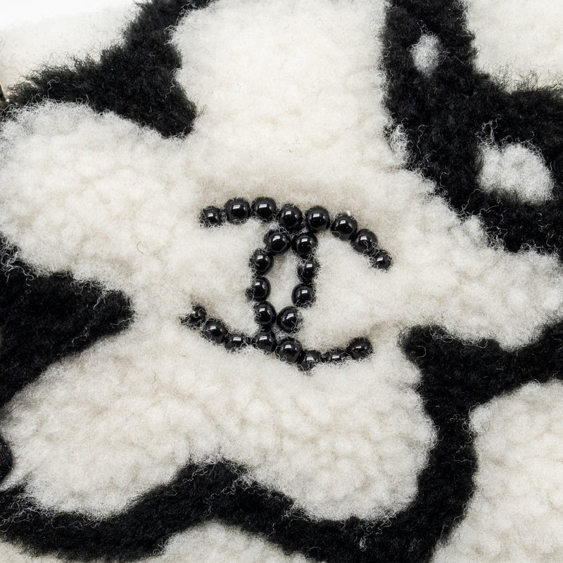 Chanel 22A Fluffy camellia flap bag shearling white SHW (microchip)