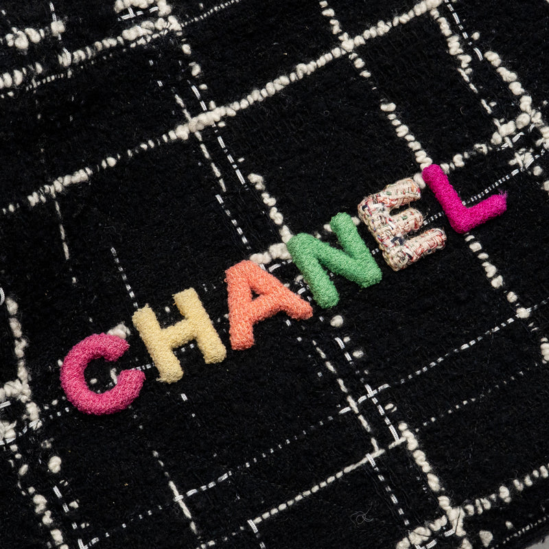 Chanel Medium 22 Bag Quilted Tweed Black / Multicolour GHW (Microchip)