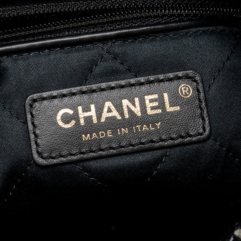 Chanel Medium 22 Bag Quilted Tweed Black / Multicolour GHW (Microchip)