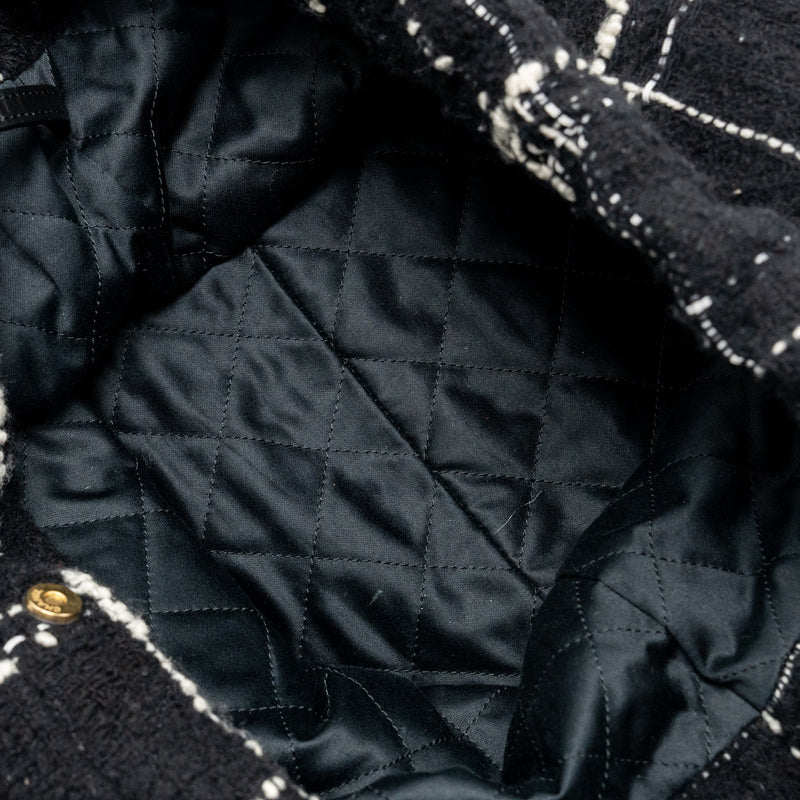Chanel Medium 22 Bag Quilted Tweed Black / Multicolour GHW (Microchip)