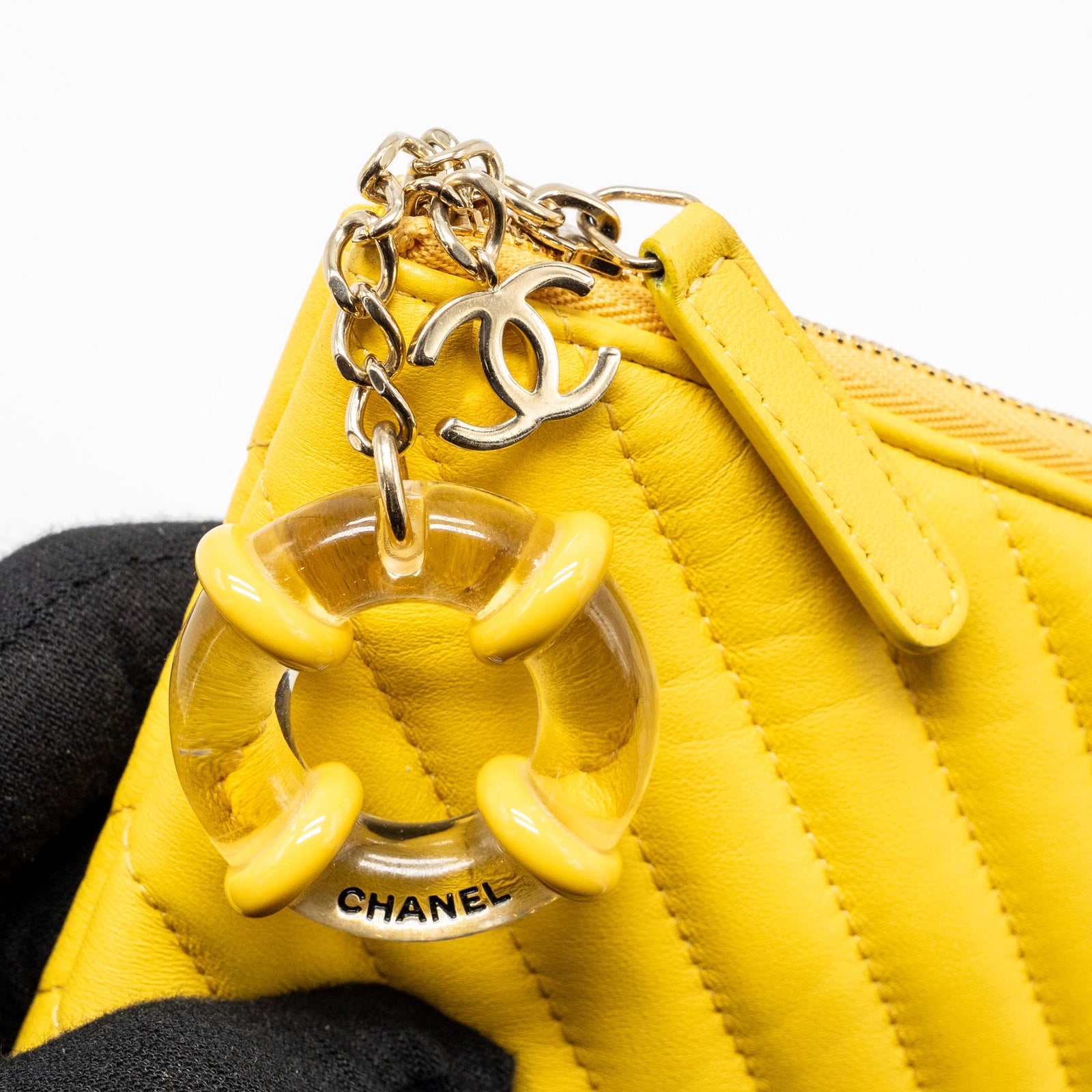■メル60974 Chanel Chevron zip pouch / clutch lambskin yellow LGHW