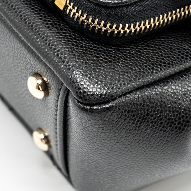 Chanel medium business affinity caviar black LGHW (Microchip)