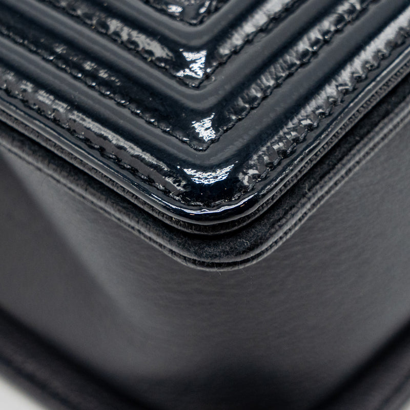 Chanel Medium Boy Bag Grained Calfskin Navy Ruthenium Hardware
