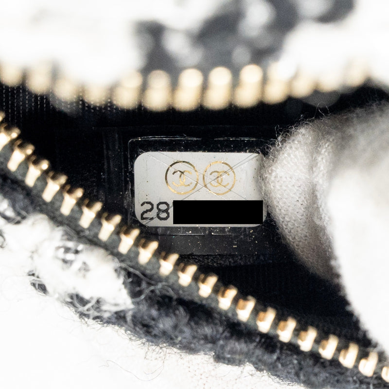 Chanel 19 round clutch  with chain with coin purse tweed / lambskin black/ white GHW