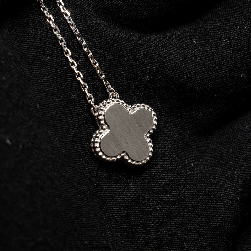 Van Cleef & arpels 2022 holiday limited vintage alhambra pendant porcelain/white gold/diamond