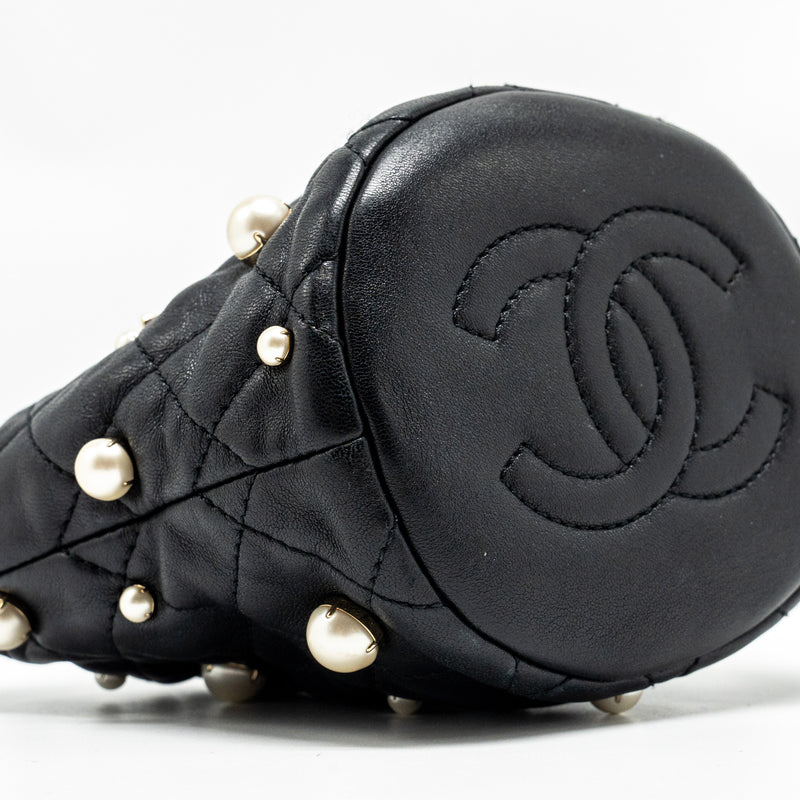 CHANEL 21S Quilted Mini About Pearls Bucket Bag Lambskin Black LGHW