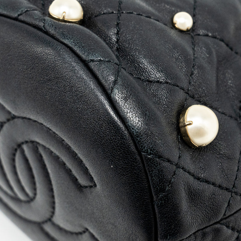 CHANEL 21S Quilted Mini About Pearls Bucket Bag Lambskin Black LGHW