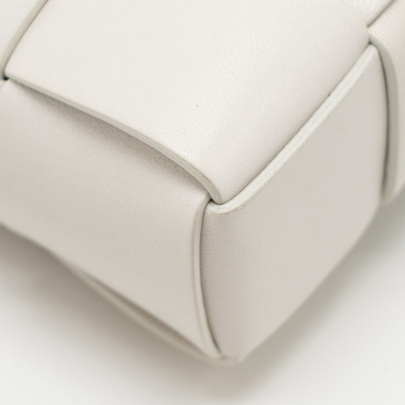 Bottega Veneta Cream Snap Clutch Bag Calfskin/Wood White Multicolour Hardware