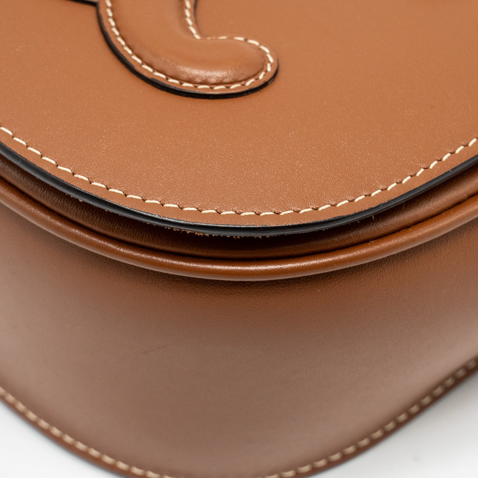★関税込★CELINE★Folco Cuir Triomphe in Smooth Calfskin Tan CELINE Smooth Calfskin Cuir Triomphe Folco Crossbody Bag Tan