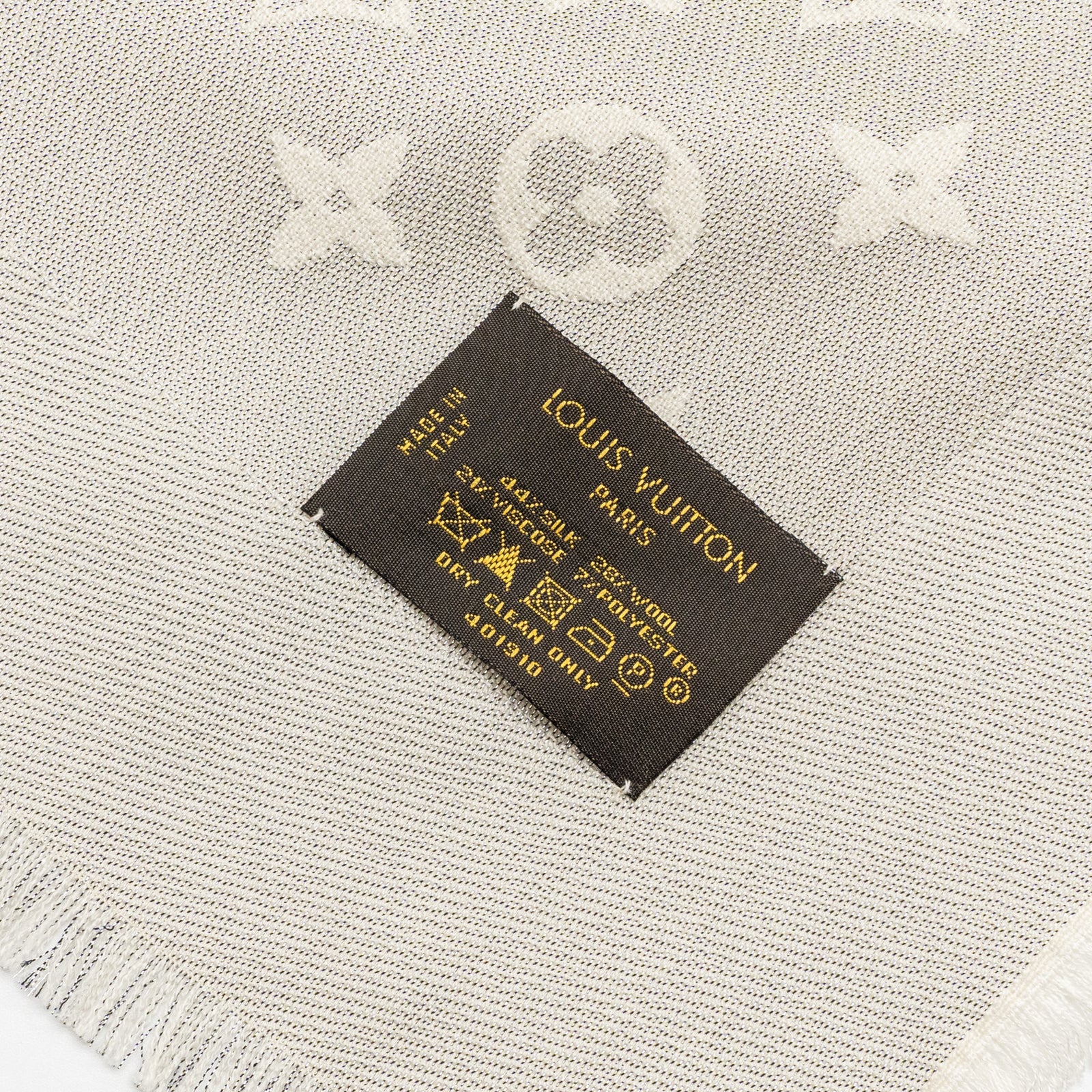 Louis Vuitton Monoram Shawl light grey/ cream