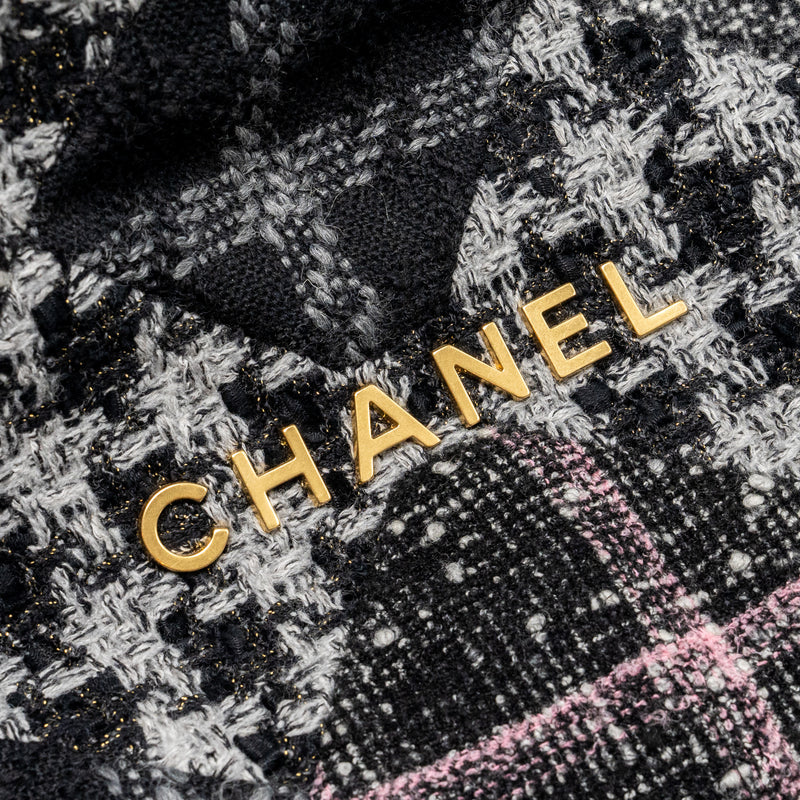 Chanel Medium 22 Bag fabric / tweed multicolour GHW (microchip)