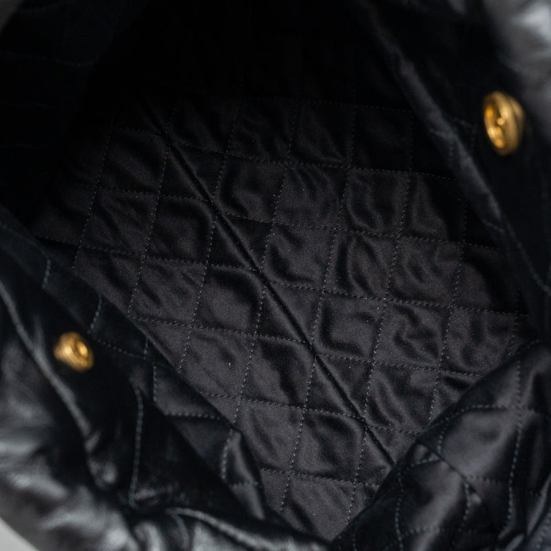 Chanel medium 22 bag calfskin black GHW (Microchip)