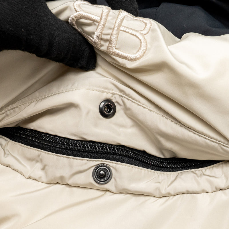 Balenciaga Size 36 Puffer Jacket Polyester/Viscose White with Black Hardware