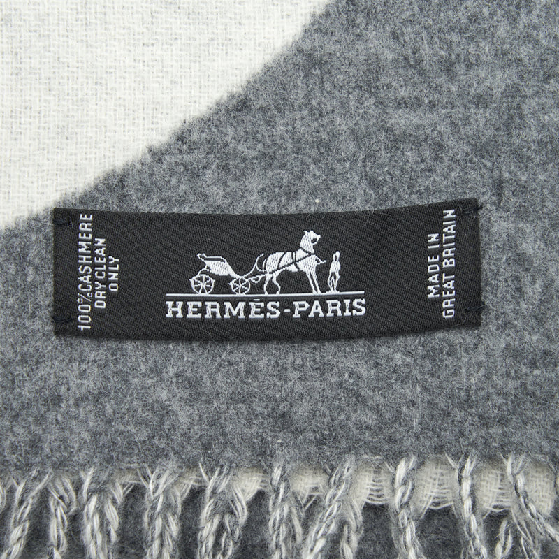 Hermes 30 x 140cm Cashmere Casaque Charm Op/Gris Flanelle/Ivoire Scarf