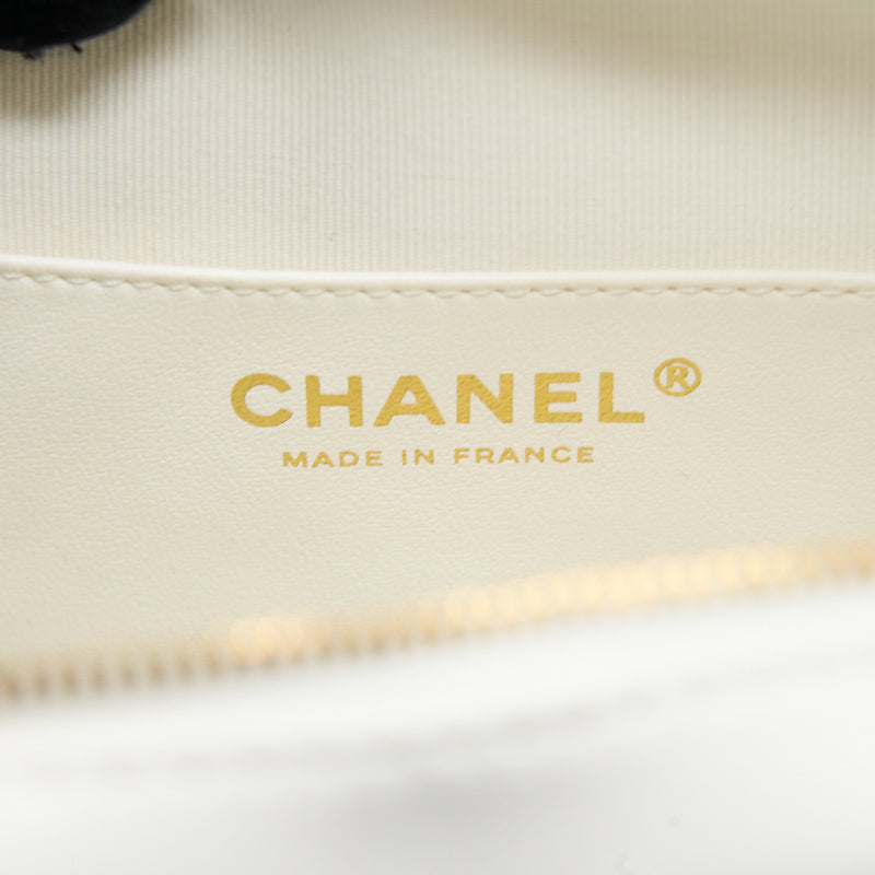 Chanel 22s Heart Bag Lambskin White LGHW (Microchip)