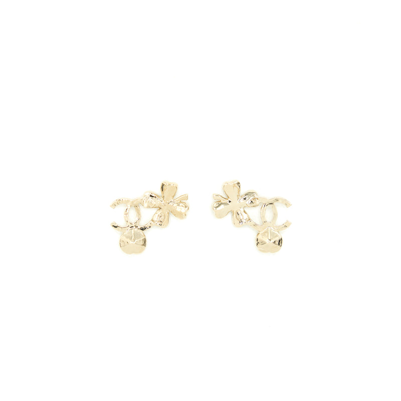 Chanel 22S CC Logo And Clover Earrings Light Gold Tone