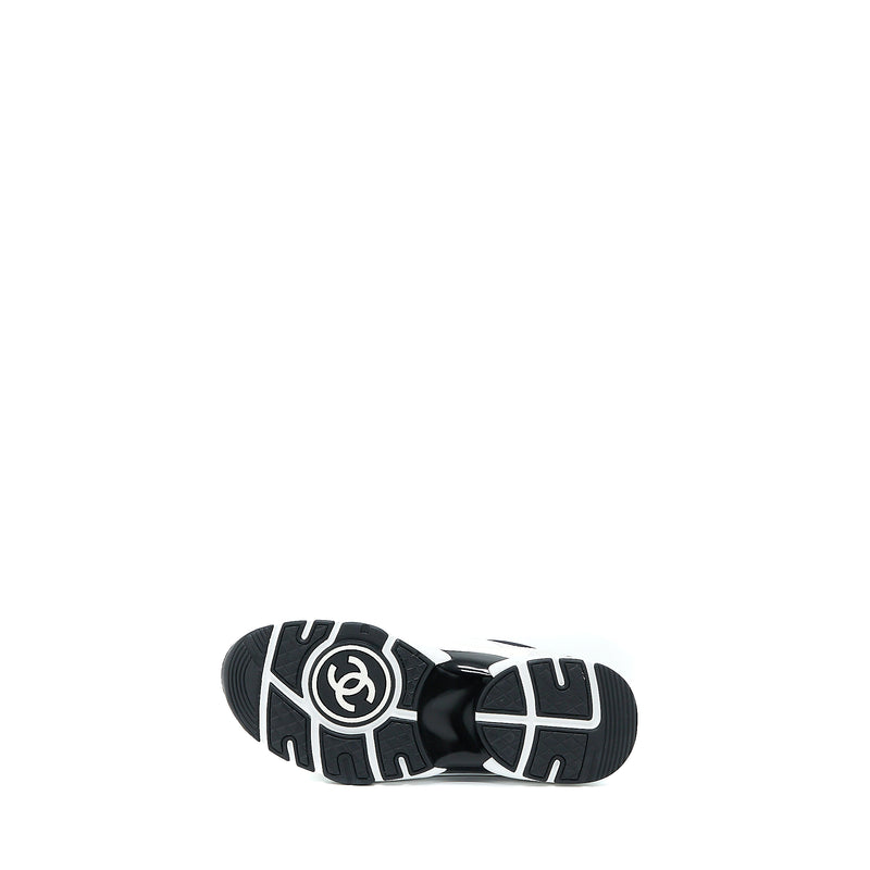 Chanel Size 37 CC Logo Sneaker Calfskin/Suede Black/White