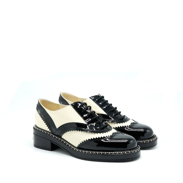 Chanel Size 38.5 Patent/Lambskin Black/White Loafer