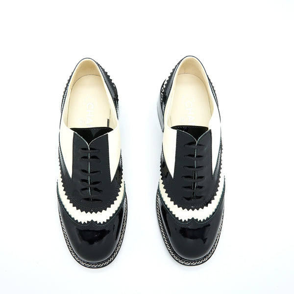 Chanel Size 38.5 Patent/Lambskin Black/White Loafer