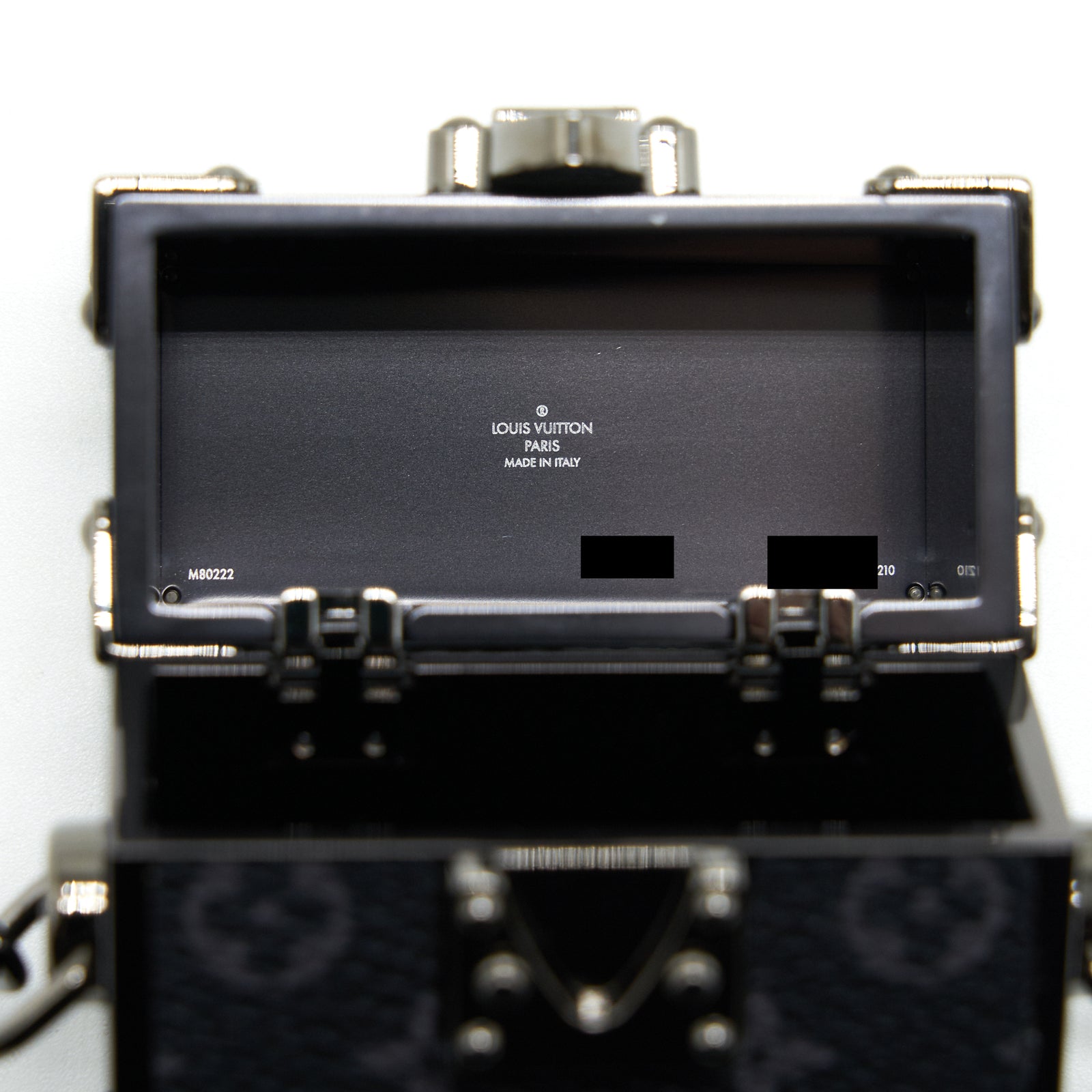 MÉTÉORE LOUIS VUITTON 専用ボックス付き ルイ·ヴィトン】2025春夏メンズ·コレクションより、光沢感のある