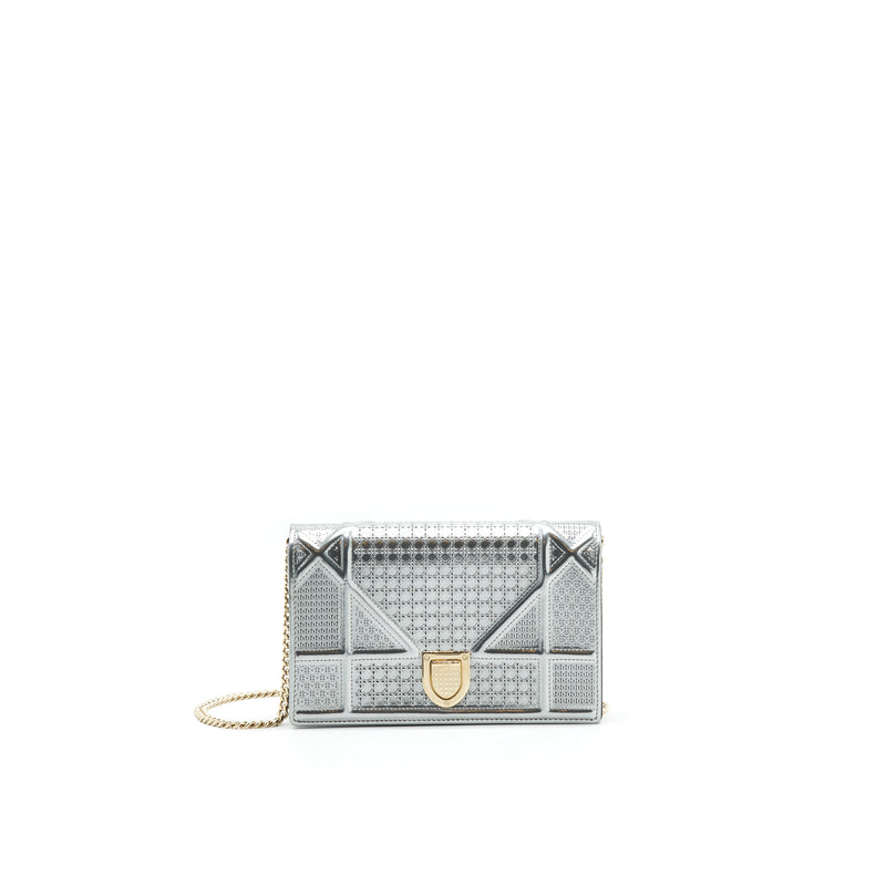 DIOR DIORAMA WALLET ON CHAIN IN METALLIC SILVER GHW