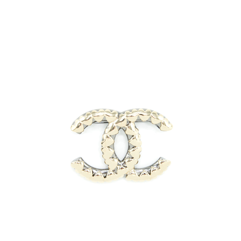 Chanel CC logo mini hearts brooch lghw